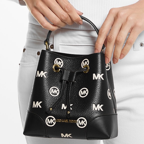 MICHAEL KORS
Mercer Small Logo Embossed Leather Bucket Bag
COLOR BLACK
NWT - Picture 4 of 4